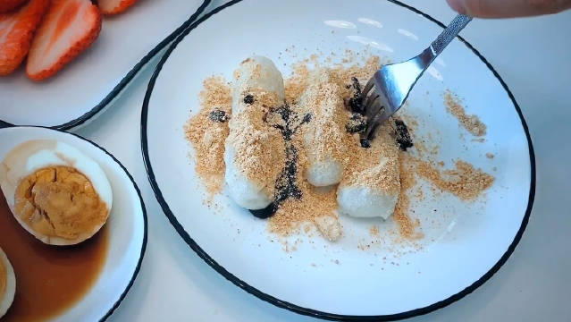 今日早餐: 饮品: 牛奶醪糟配紫薯小丸子主食...